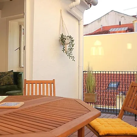 Zentrale Und Helle Ferienwohnung Mit Terrasse