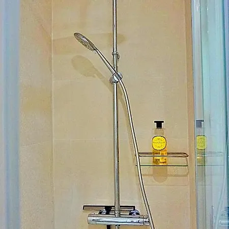 Zentrale Und Helle Ferienwohnung Mit Terrasse *