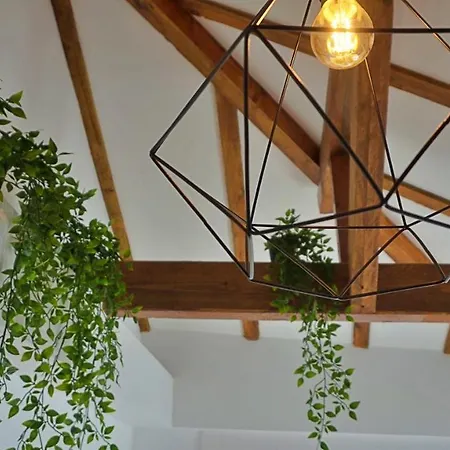 Zentrale Und Helle Ferienwohnung Mit Terrasse Apartamento *