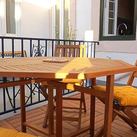 Zentrale Und Helle Ferienwohnung Mit Terrasse * Lisbon