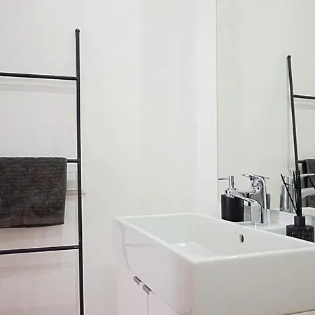 Zentrale Und Helle Ferienwohnung Mit Terrasse Lisbon