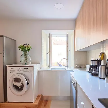 Apartment Zentrale Und Helle Ferienwohnung Mit Terrasse Lisbon